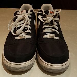 NIKE AIR FORCE ONES '82 LOW TOPS